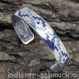 Armreif mit hellblauen, blauen Rautemustern